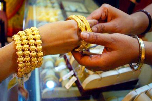 Gold recovers on low level buying silver falls